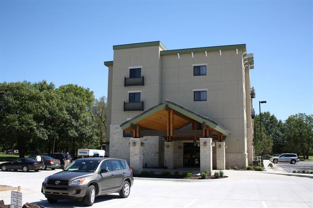 Parkwood Inn & Suites Manhattan Exterior photo