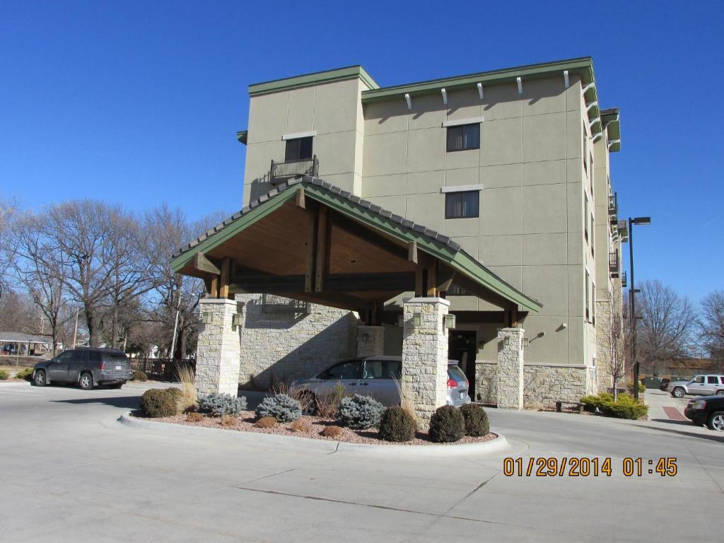 Parkwood Inn & Suites Manhattan Exterior photo